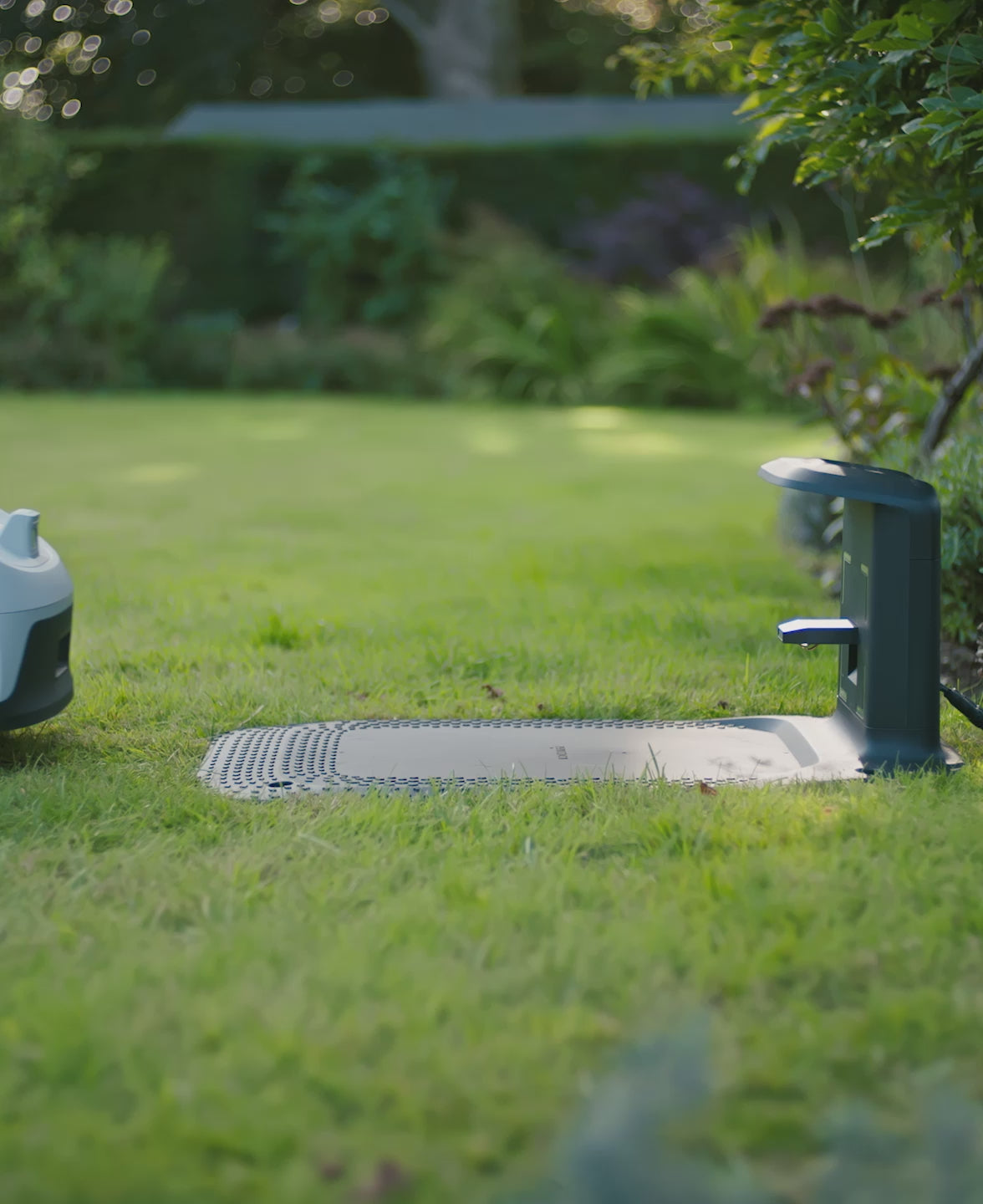 Load video: &lt;p&gt;Actively monitors real-time weather forecasts to ensure mowing happens under optimal conditions. Upon detecting significant weather changes, it automatically pauses mowing and returns to the charging dock, protecting lawns from wet grass damage and encouraging healthier, scientifically managed care.&lt;/p&gt;